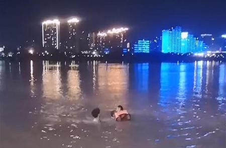 湘江夜钓男子意外落水，两位钓友紧急施救，钓箱变身“生命浮标”